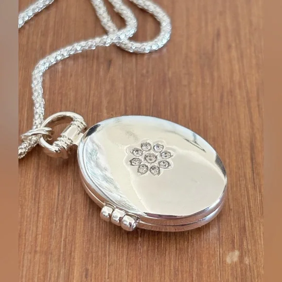 Avon 2017 Silver Oval Photo Locket Rhinestone Flower NIB Rope Chain Keepsake - Picture 5 of 11